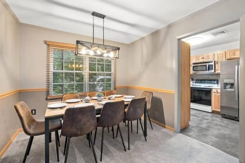 hot tub I game room I private deck I House in Summersville