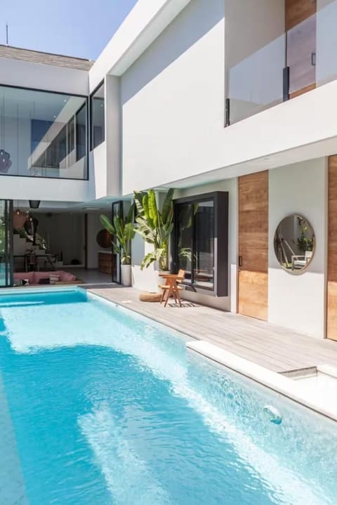 Property building, Day, Pool view, Swimming pool, Swimming pool, sunbed