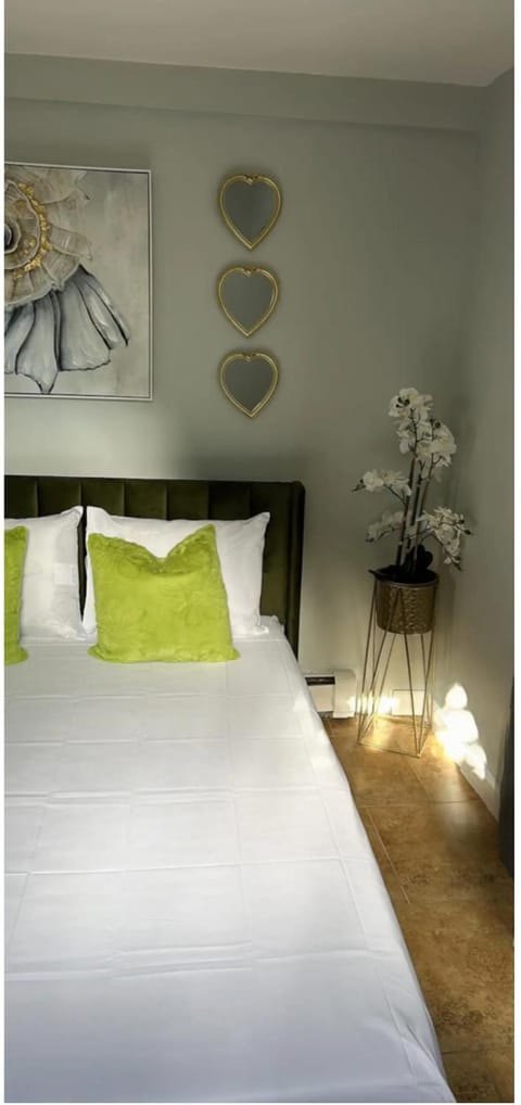Bed, Photo of the whole room, Decorative detail, Bedroom