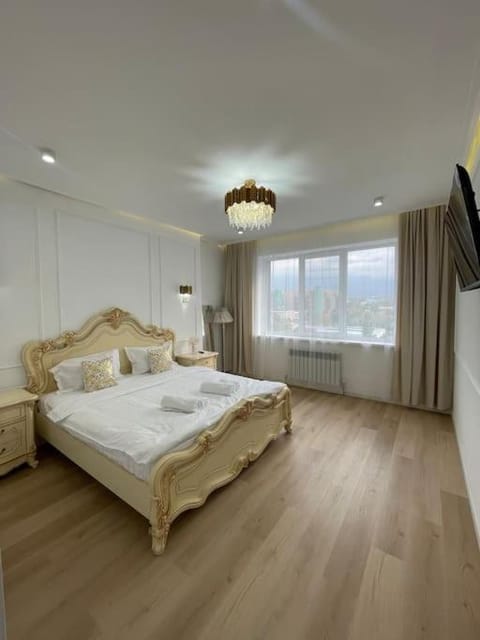 Bed, TV and multimedia, Photo of the whole room, Bedroom, towels