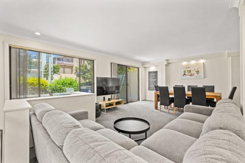 TV and multimedia, Living room, Seating area, Evening entertainment