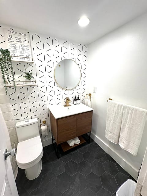 Shower, Toilet, Bathroom, towels