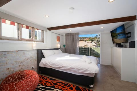 Communal lounge/ TV room, Bed, TV and multimedia, Bedroom