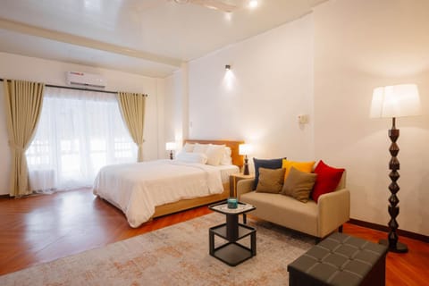 Bed, Living room, Seating area
