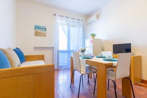 Living room, Seating area, Dining area, air conditioner