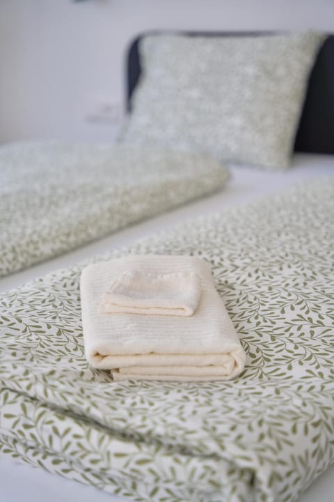 Bed, Photo of the whole room, Bedroom, towels