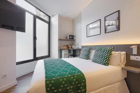 Bed, TV and multimedia, Bedroom