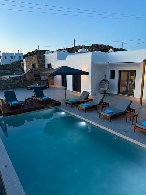 View (from property/room), Balcony/Terrace, Seating area, Pool view, Swimming pool, sunbed
