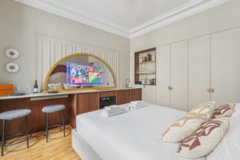 Bed, TV and multimedia, Bedroom