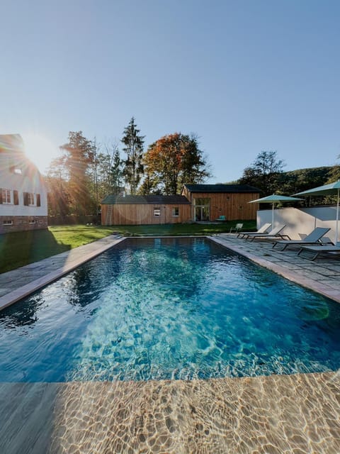 Swimming pool, sunbed