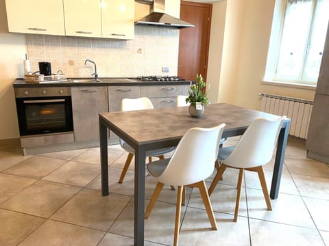 Kitchen or kitchenette, Dining area, minibar
