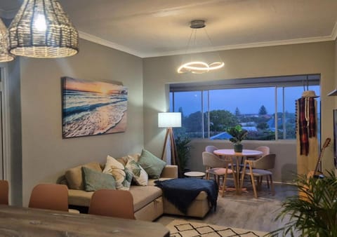 A Short Walk to the Cliffs Apartment in Hermanus