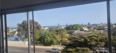 A Short Walk to the Cliffs Apartment in Hermanus