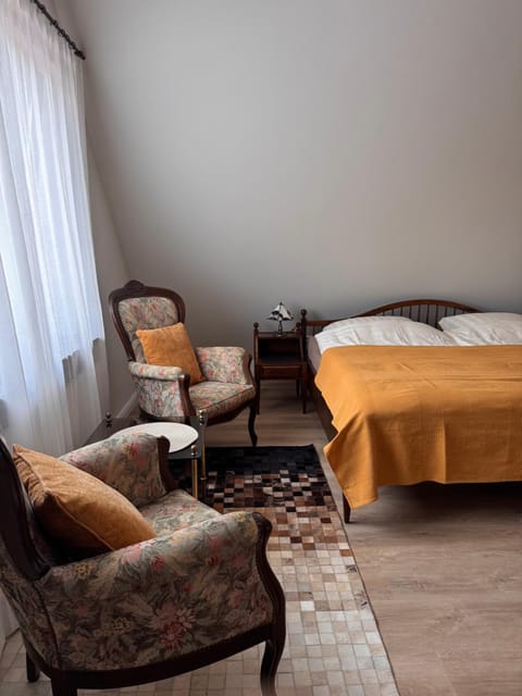 Bed, Living room, Photo of the whole room, Seating area, Bedroom