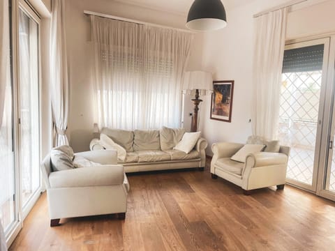 Communal lounge/ TV room, TV and multimedia, Lounge or bar