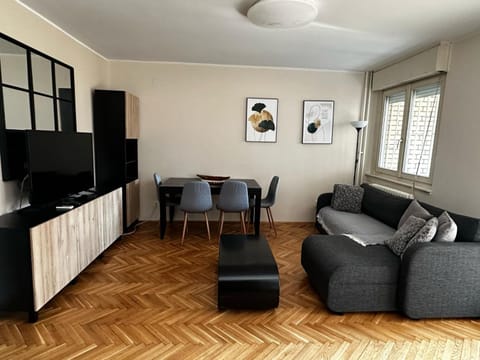 TV and multimedia, Kitchen or kitchenette, Living room, Seating area, Dining area