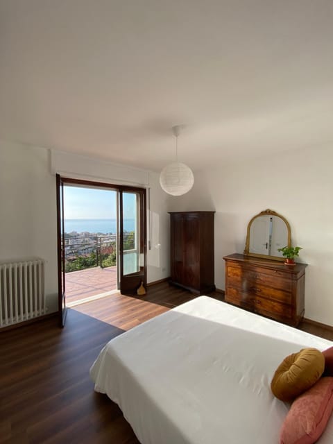 Bed, Photo of the whole room, Bedroom, Sea view, internet, wardrobe