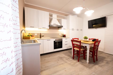 TV and multimedia, Kitchen or kitchenette, Dining area, dishwasher, oven, stove, toaster