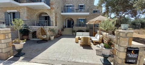 Property building, Patio, Day, Balcony/Terrace, Garden view