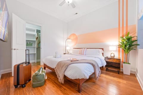 Balcony Gym 1 Garage Parking Sleeps 12 Apartment in Chicago