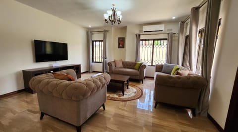 TV and multimedia, Living room, Seating area, Evening entertainment, air conditioner