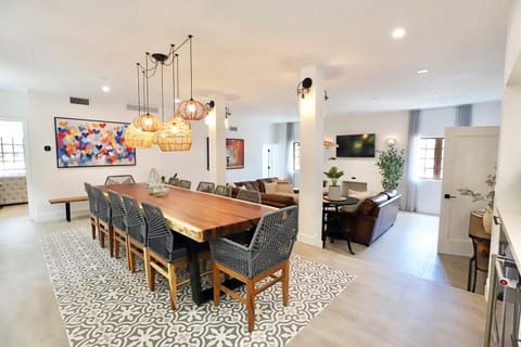 TV and multimedia, Living room, Seating area, Dining area