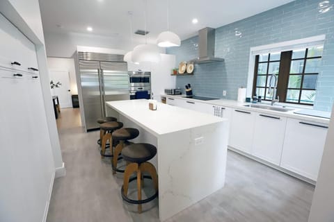 Kitchen or kitchenette, Dining area, dishwasher, microwave, oven, stove, toaster