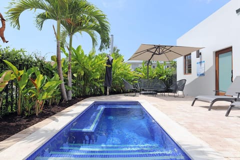 Property building, Patio, Garden view, Swimming pool, Swimming pool, sunbed