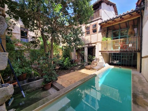 Patio, Day, Garden, Swimming pool, sunbed