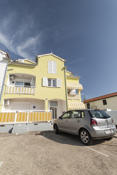 Facade/entrance, Balcony/Terrace, Parking