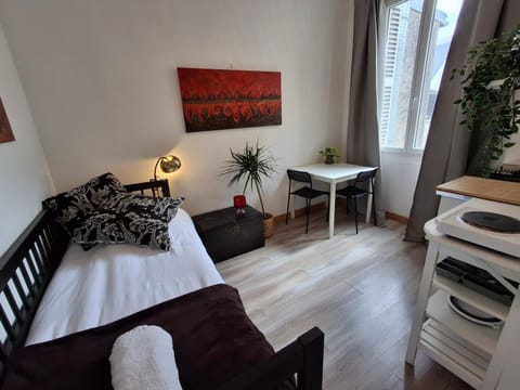 Bed, Seating area