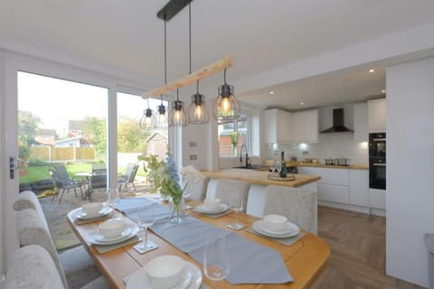 Coffee/tea facilities, Kitchen or kitchenette, Seating area, Dining area, pet friendly, stove, kitchen