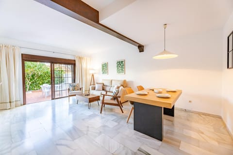 TV and multimedia, Living room, Seating area, Dining area