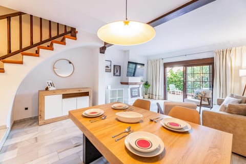 TV and multimedia, Living room, Seating area, Dining area