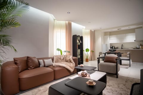 Coffee/tea facilities, Kitchen or kitchenette, Living room, Lounge or bar, Seating area, Dining area