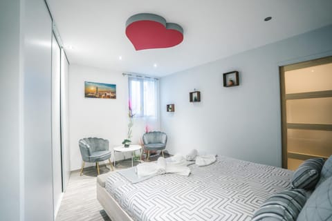 Photo of the whole room, Bedroom