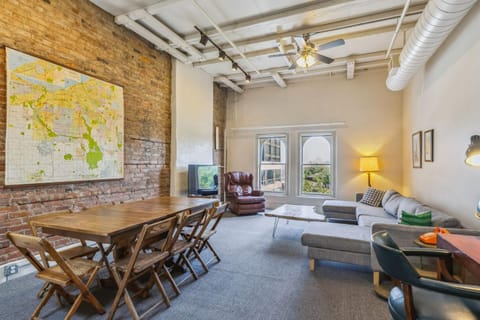 The Victor 3 - Cleveland's Urban Lodge Apartment in Ohio City