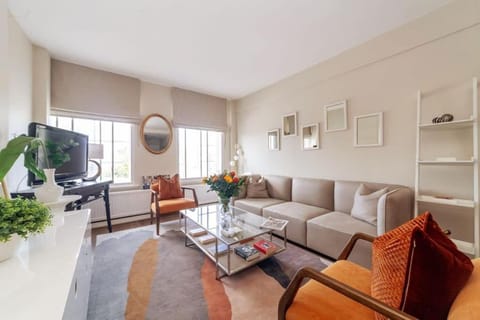 TV and multimedia, Living room, Seating area, Evening entertainment