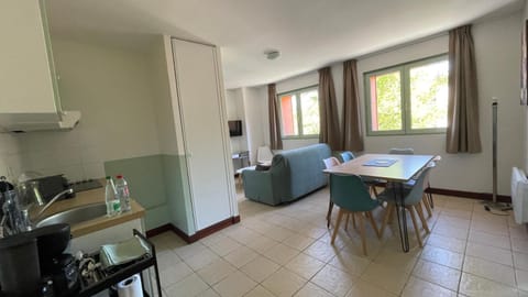 Seating area, Dining area