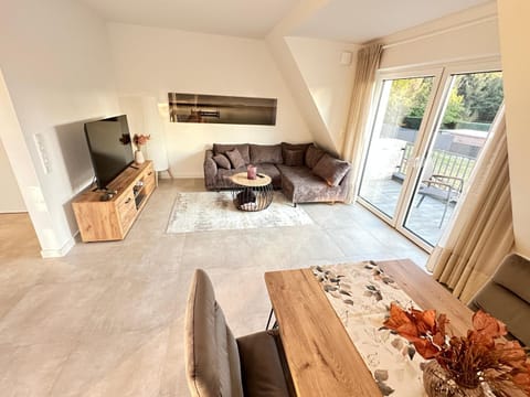 Communal lounge/ TV room, TV and multimedia, Living room, Seating area, Evening entertainment