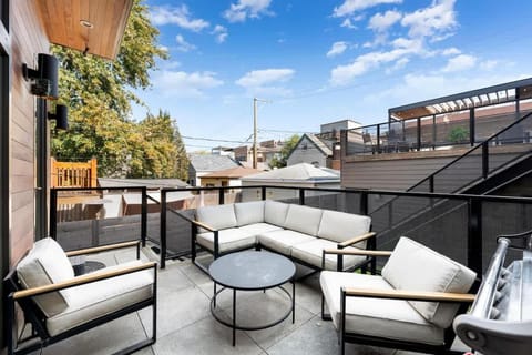 Stunning 5BR Home in Heart of Chicago with 2 Rooftops House in Wicker Park