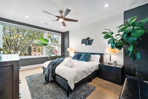 Stunning 5BR Home in Heart of Chicago with 2 Rooftops House in Wicker Park