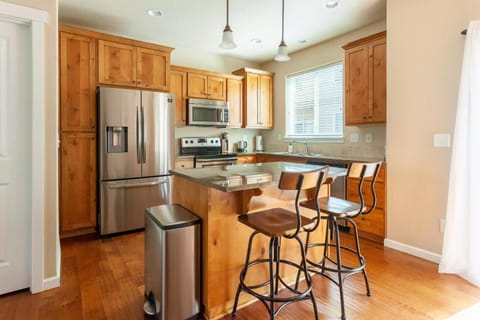 Kitchen or kitchenette, Dining area, dishwasher, oven, pet friendly, stove, toaster