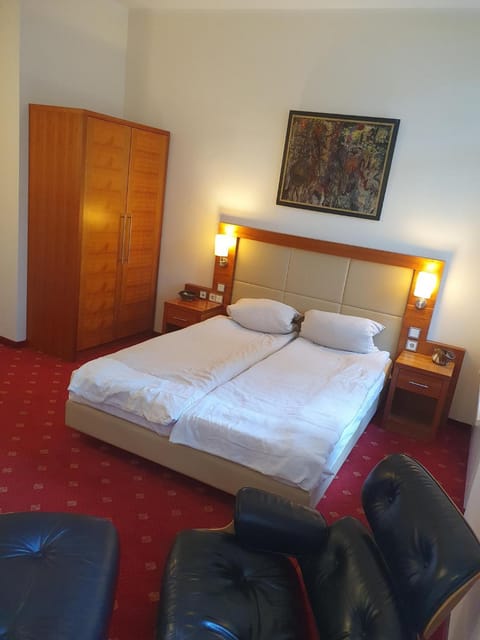 die Villa, Zimmer 24, DZ Apartment in Leverkusen