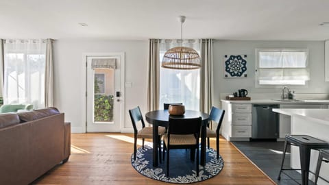 Beach Abode Walk to the Ocean House in Pacific Beach