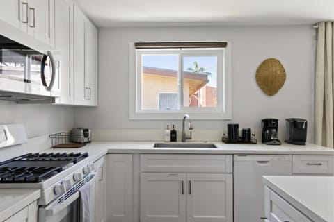 Pacific Beach Gem Walk to Law Street Beach House in Pacific Beach