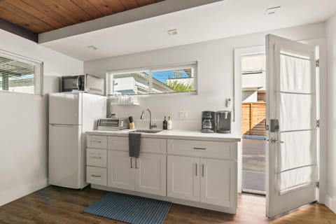 Pacific Beach Studio Short Walk to Ocean Apartment in Pacific Beach