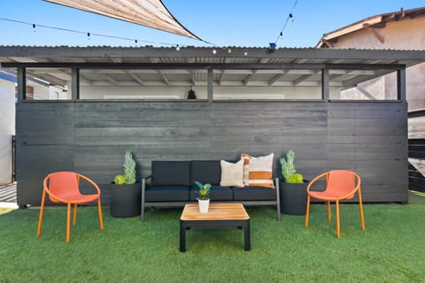 6 Bedroom Family Getaway Walk to Law Street Beach House in Pacific Beach