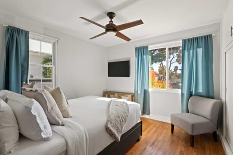 6 Bedroom Family Getaway Walk to Law Street Beach House in Pacific Beach