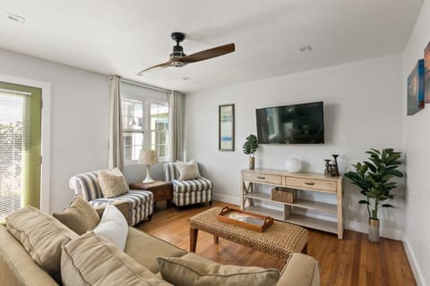 6 Bedroom Family Getaway Walk to Law Street Beach House in Pacific Beach